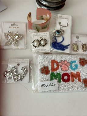 4/$100 mystery jewelry grab bag Beaded 'Dog Mom' Coin Purse - White Multicolor